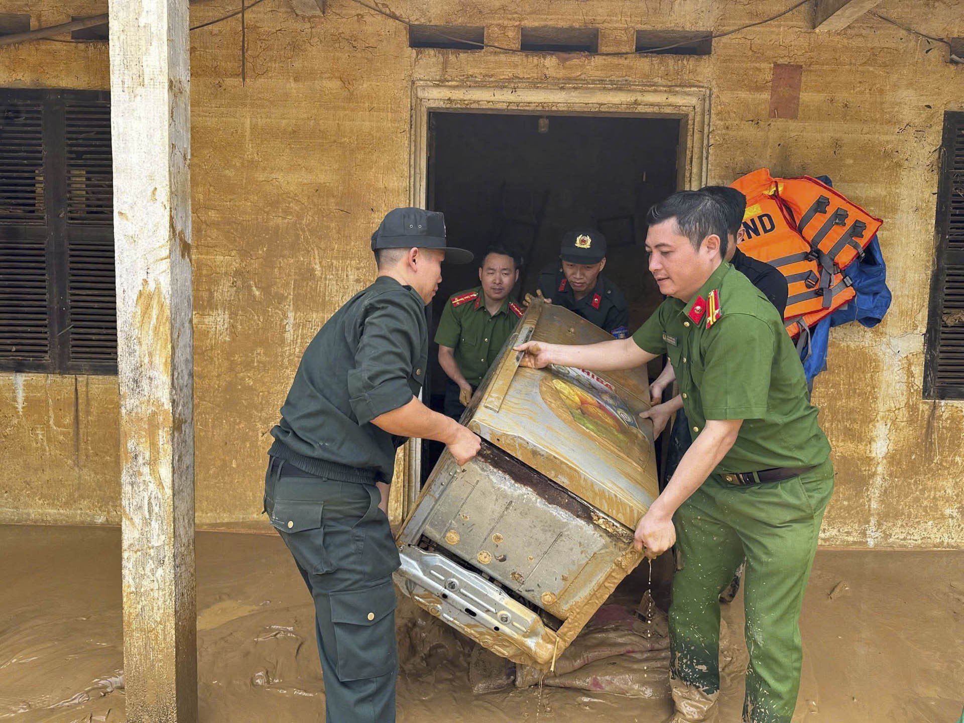 công an ngâm mình trong nước_4.JPG