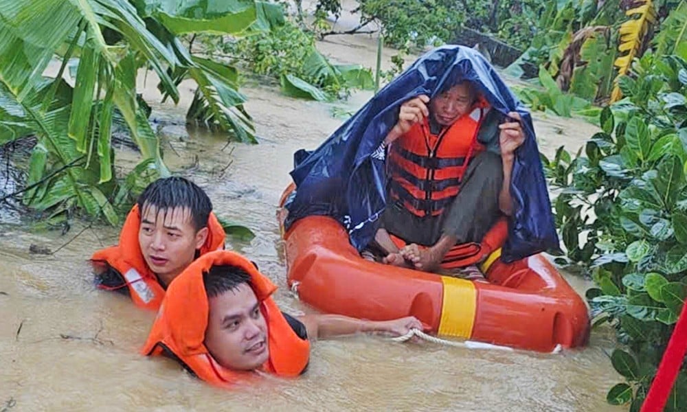Lực lượng cảnh sát cứu hộ, cứu nạn đưa người dân Đồng Kỳ ra khỏi khu vực bị cô lập. .jpg