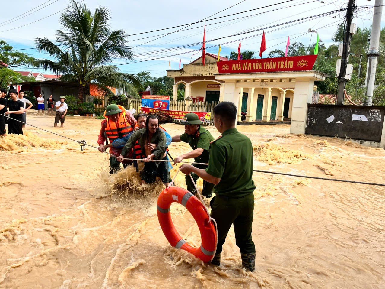 Khẩn trương đưa người dân đến nơi an toàn.jpg