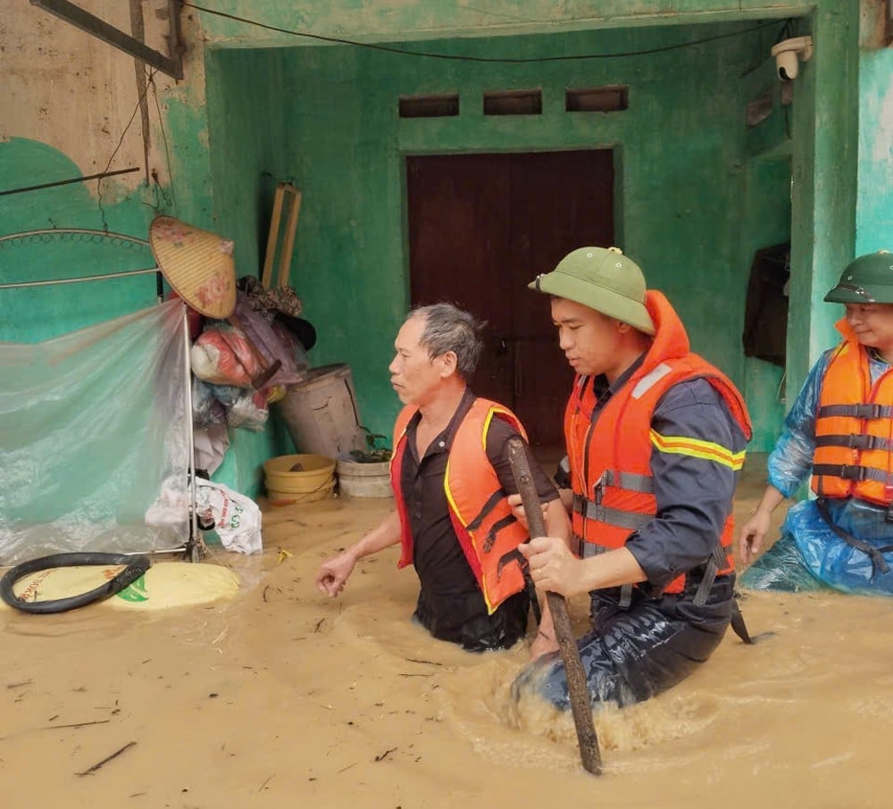 Lực lượng Cảnh sát cứu hộ, cứu nạn hỗ trợ người dân xã Tiên Lục rời khu vực nguy hiểm. .jpg