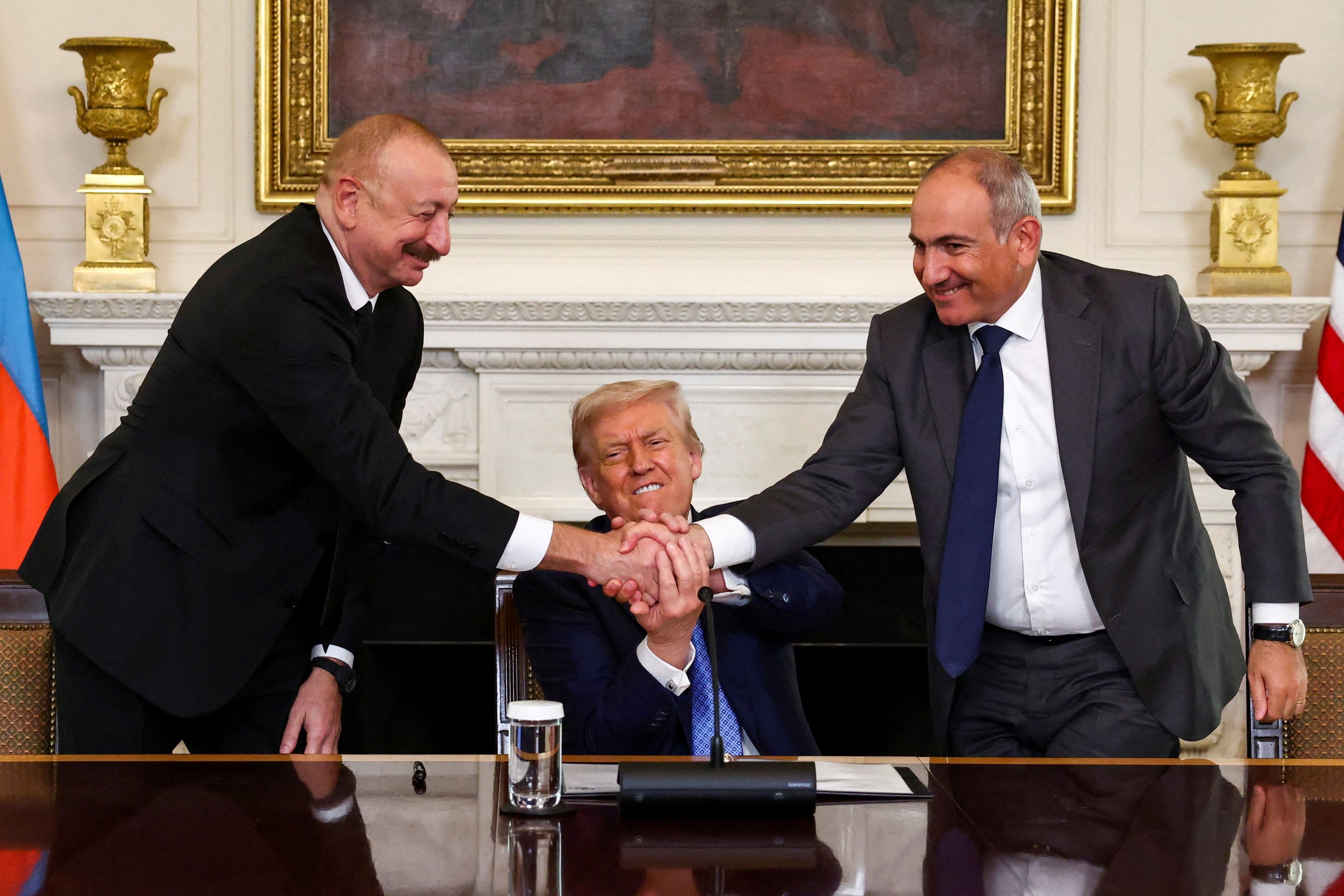 09-1759980952-ong-trump-va-hanh-trinh-khong-ngung-tim-kiem-vinh-quang-nobel-hoa-binh.jpg