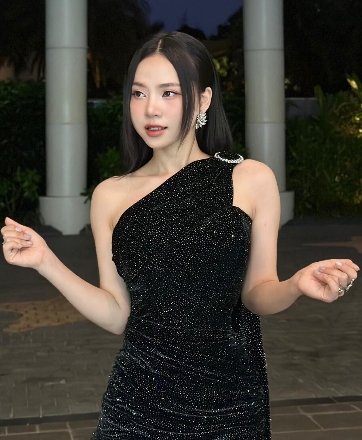 Nữ ca sĩ 1m54 như "sinh đôi" với Hoa hậu Mai Phương, mê mặc khoét sâu khoe vòng một phồn thực hậu "dao kéo" - 12