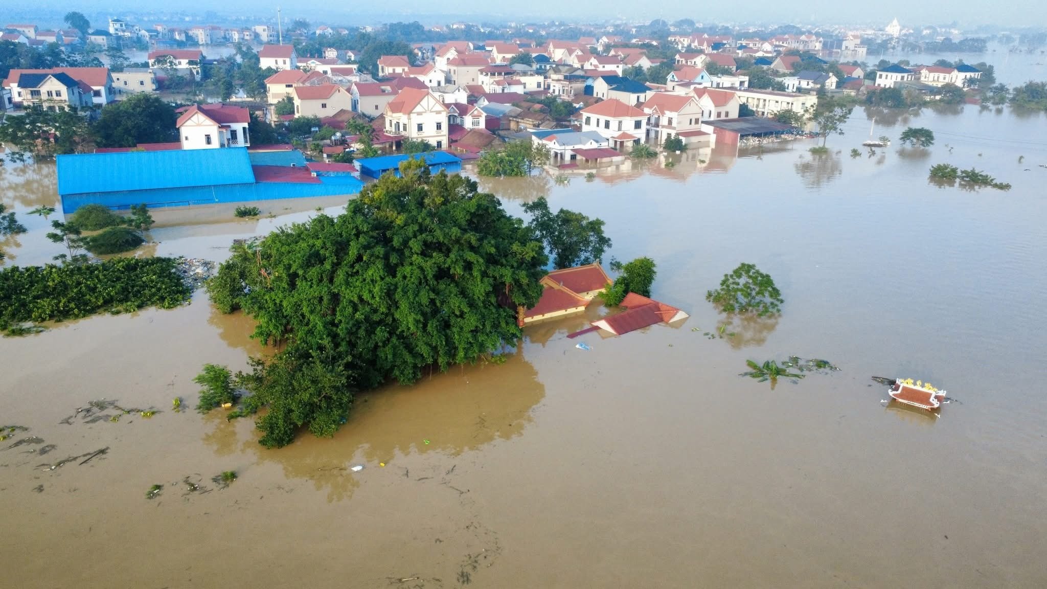 Lũ sông Cầu Bắc Ninh khiến nhiều thôn chìm trong biển nước , cuộc sống đảo lộn - Ảnh 1.