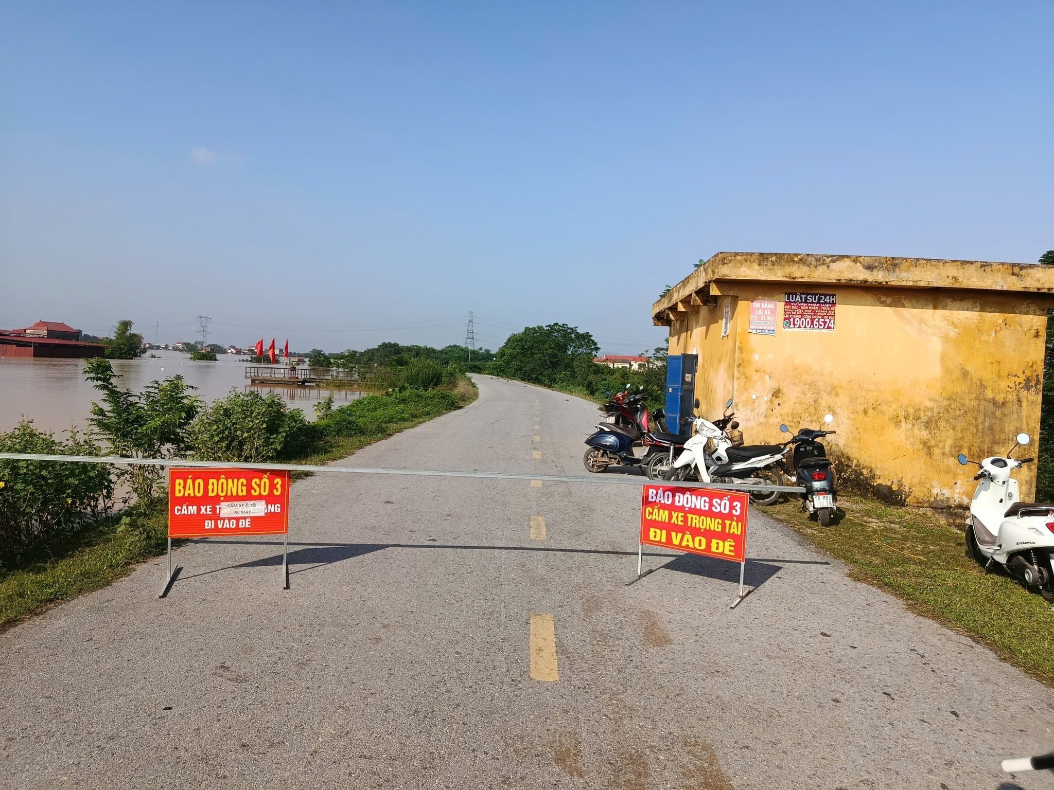 Lũ sông Cầu Bắc Ninh khiến nhiều thôn chìm trong biển nước , cuộc sống đảo lộn - Ảnh 3.