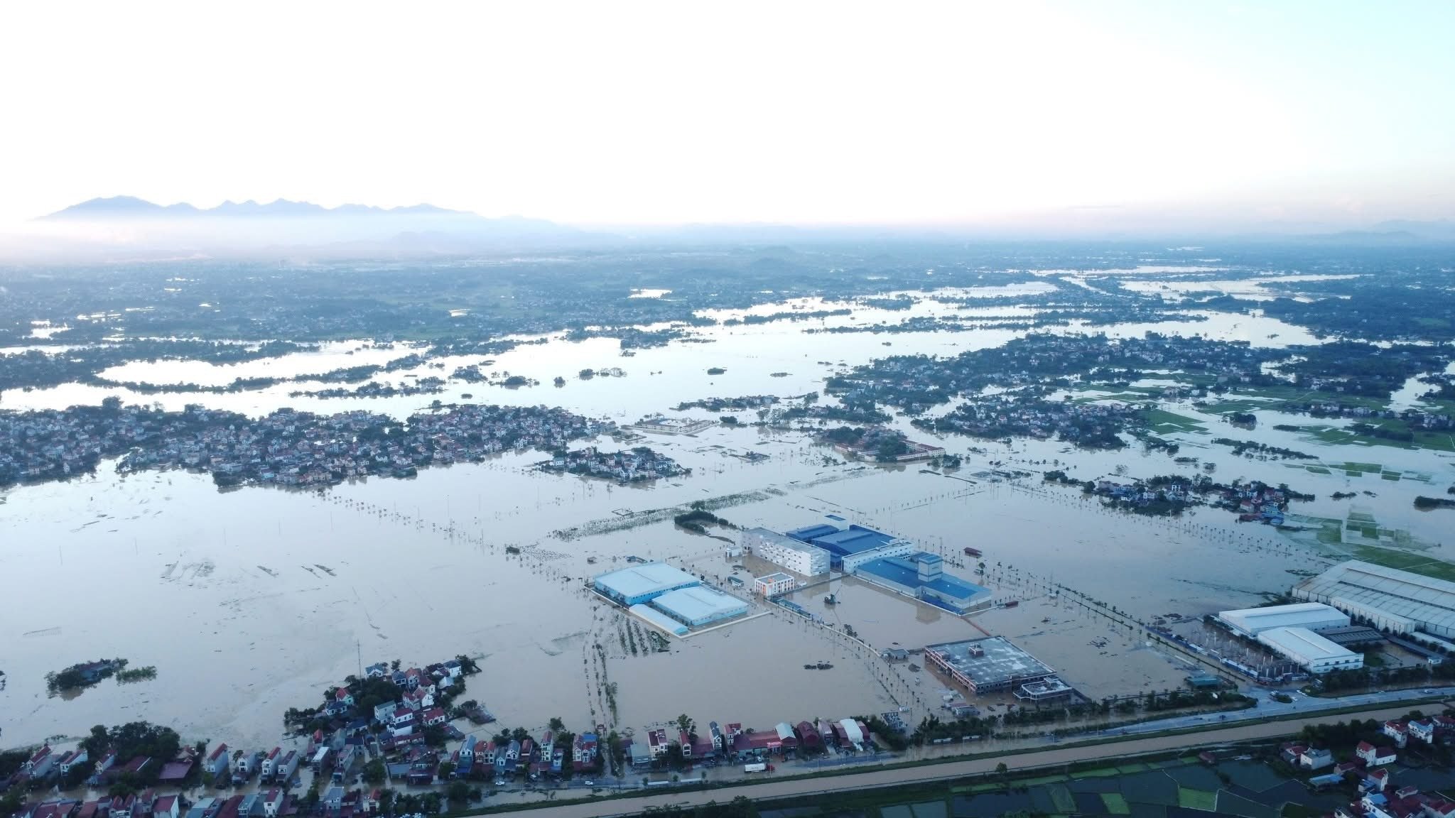 Lũ sông Cầu Bắc Ninh khiến nhiều thôn chìm trong biển nước , cuộc sống đảo lộn - Ảnh 4.