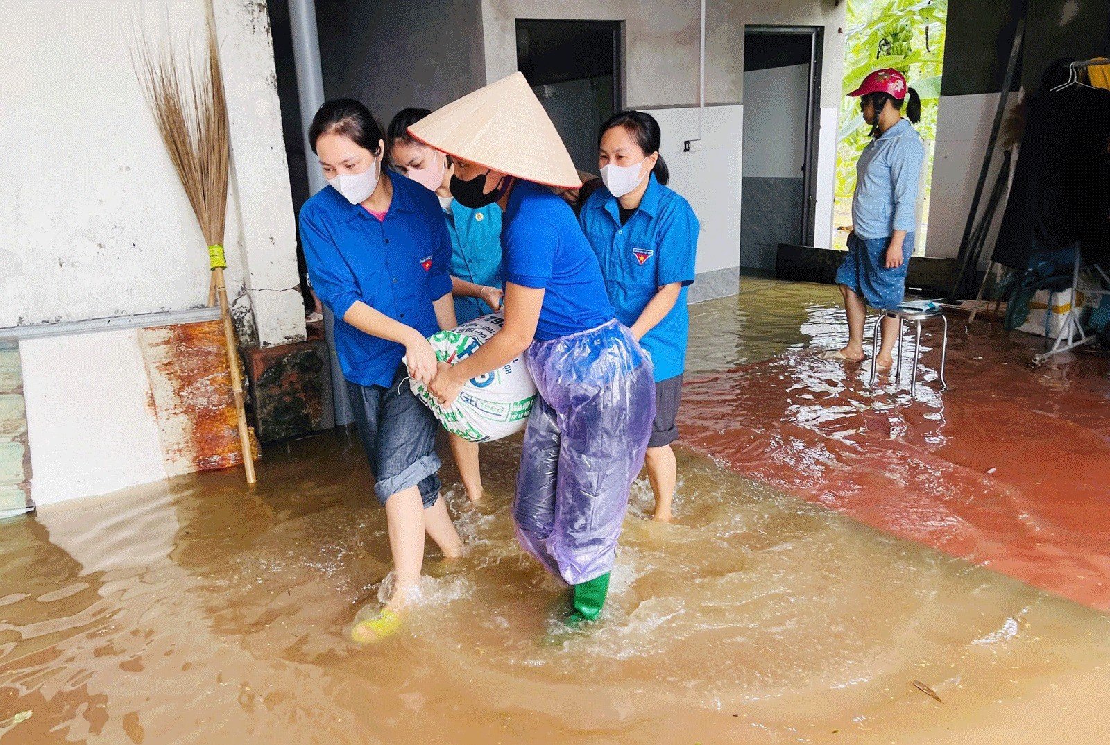 Lũ sông Cầu Bắc Ninh khiến nhiều thôn chìm trong biển nước , cuộc sống đảo lộn - Ảnh 9.