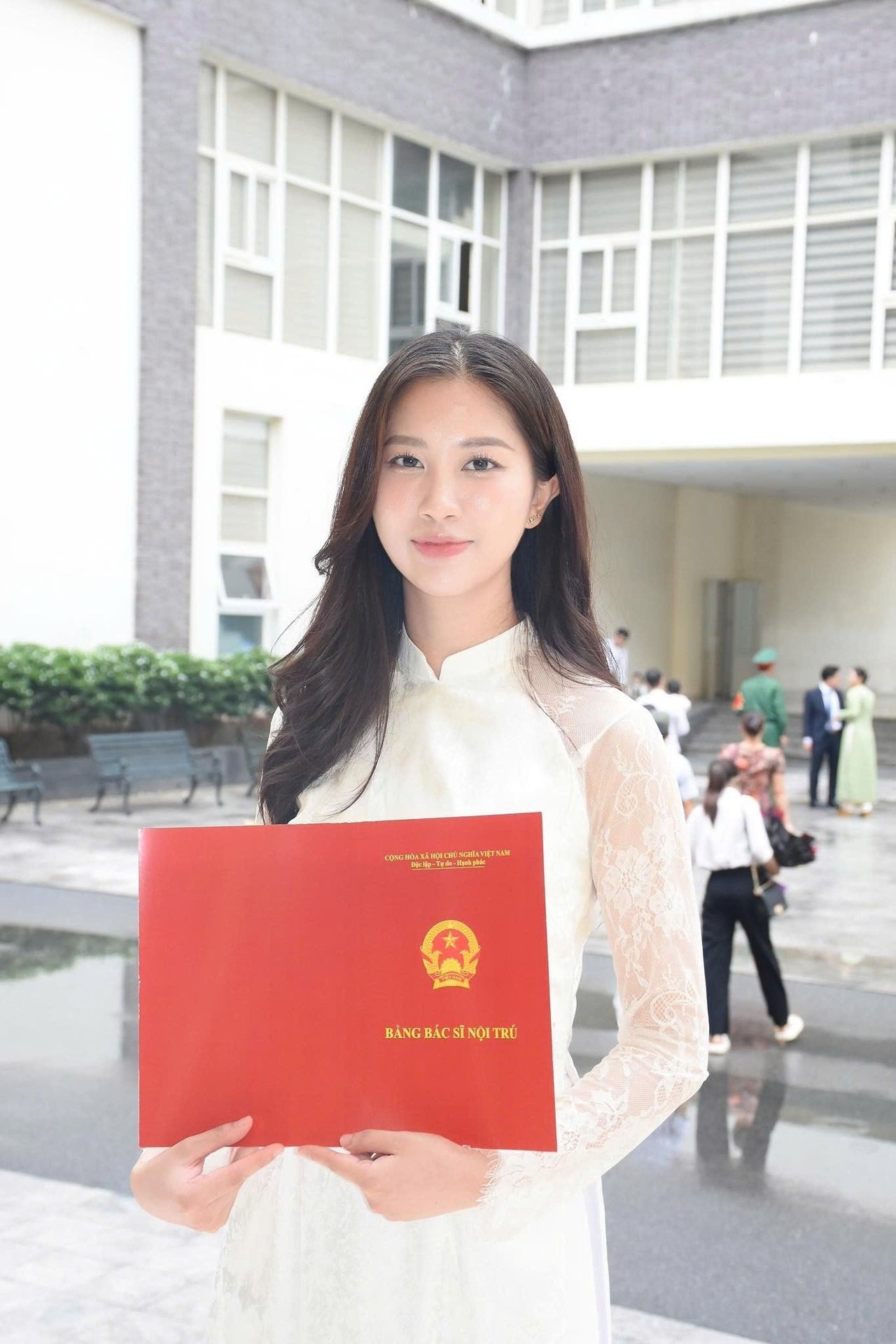 09-1759998336-nu-nghien-cuu-sinh-hoc-vien-quan-y-xinh-nhu-hoa-hau.jpg