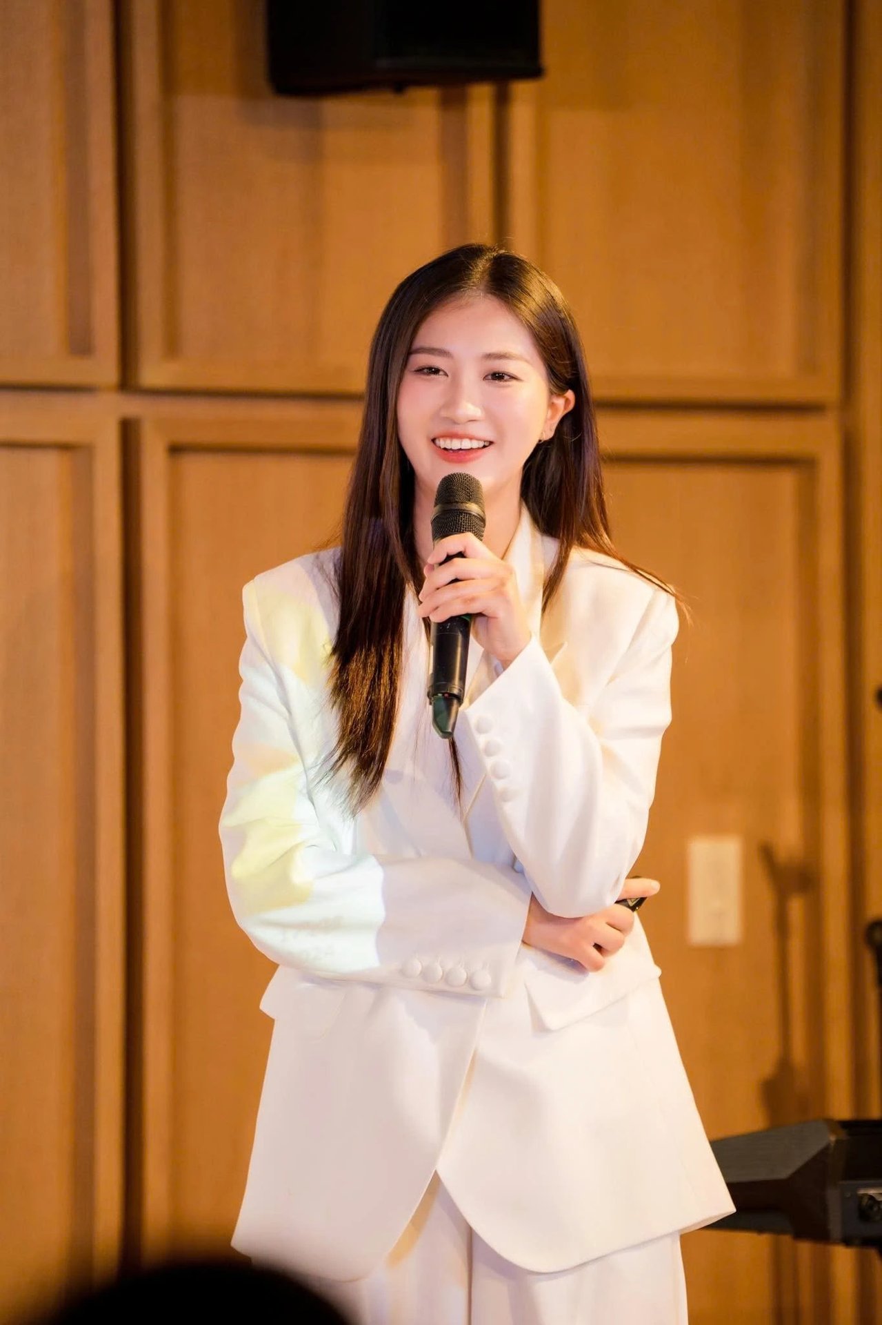 09-1759998336-nu-nghien-cuu-sinh-hoc-vien-quan-y-xinh-nhu-hoa-hau.jpg