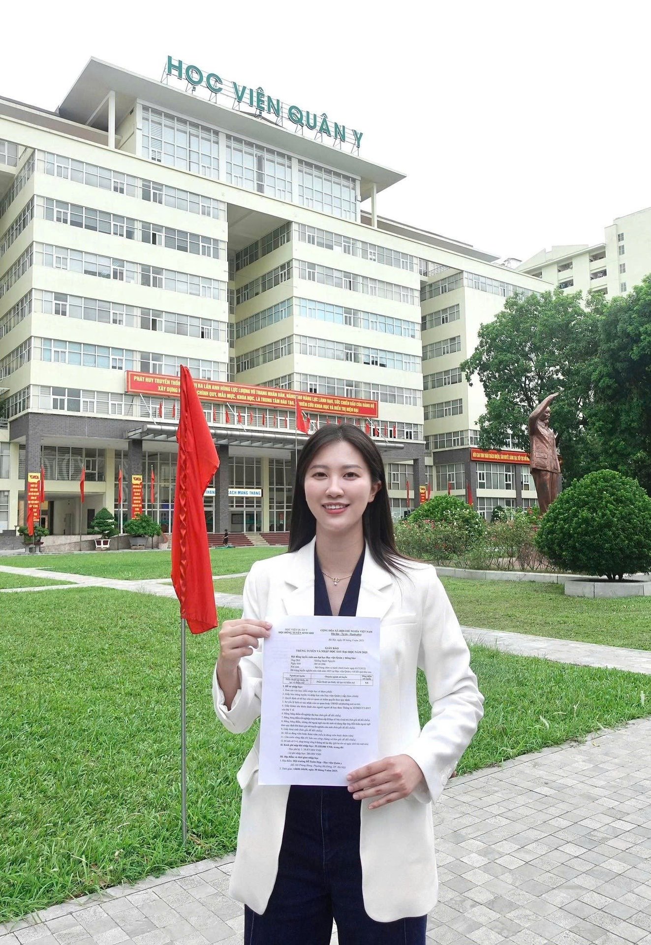 09-1759998337-nu-nghien-cuu-sinh-hoc-vien-quan-y-xinh-nhu-hoa-hau.jpg