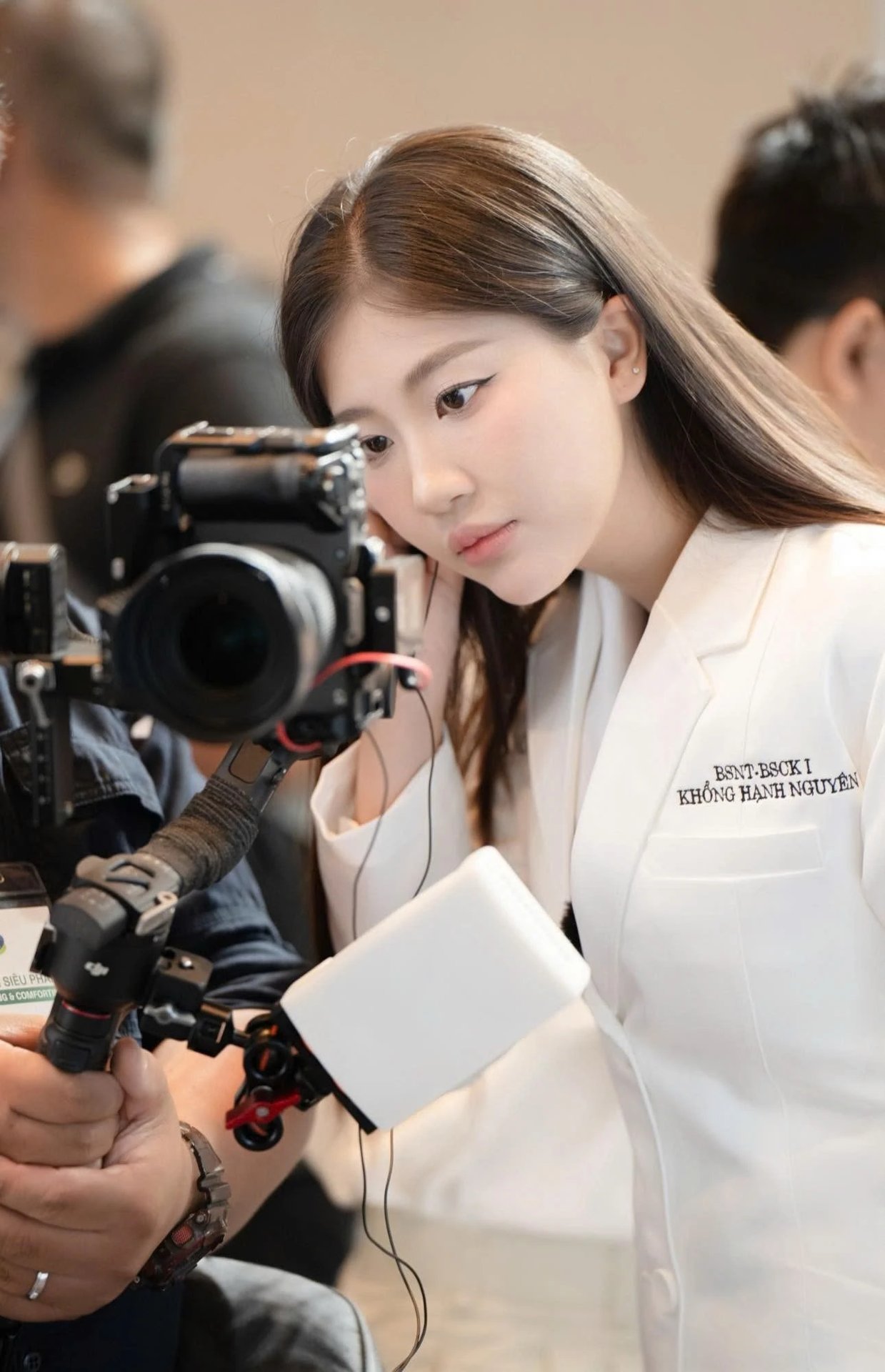 09-1759998337-nu-nghien-cuu-sinh-hoc-vien-quan-y-xinh-nhu-hoa-hau.jpg