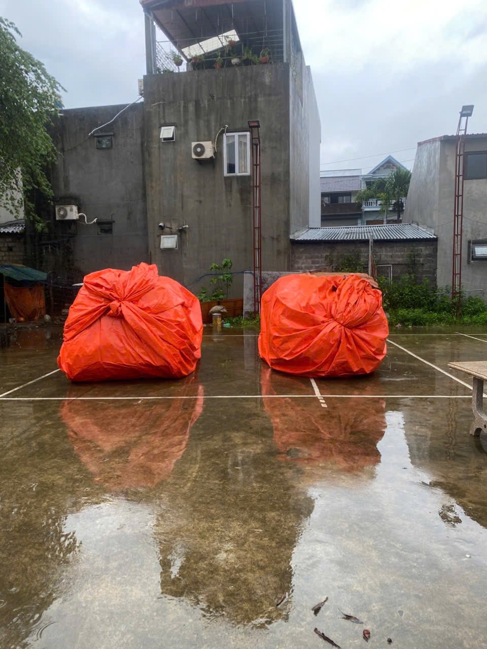 2 chiếc ô tô bị nước lũ cuốn trôi ở Thái Nguyên sáng 9/10: Chủ xe tiết lộ tình trạng hiện tại của