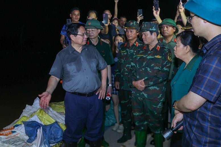 Nước lũ tràn nền đường sắt, người dân phải sơ tán, Thủ tướng trong đêm đến hiện trường- Ảnh 1.