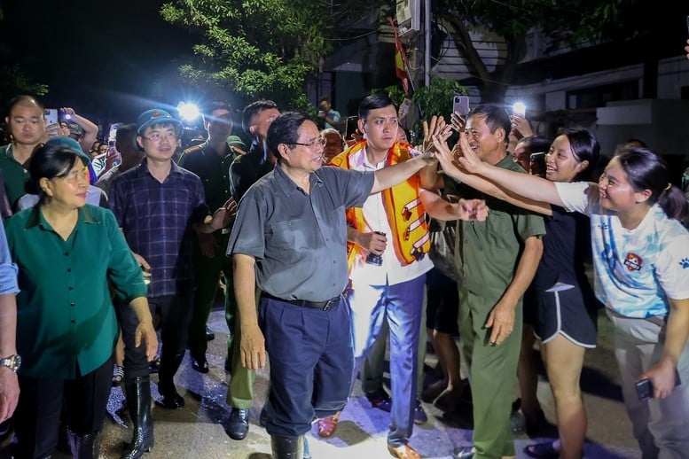 Nước lũ tràn nền đường sắt, người dân phải sơ tán, Thủ tướng trong đêm đến hiện trường- Ảnh 3.