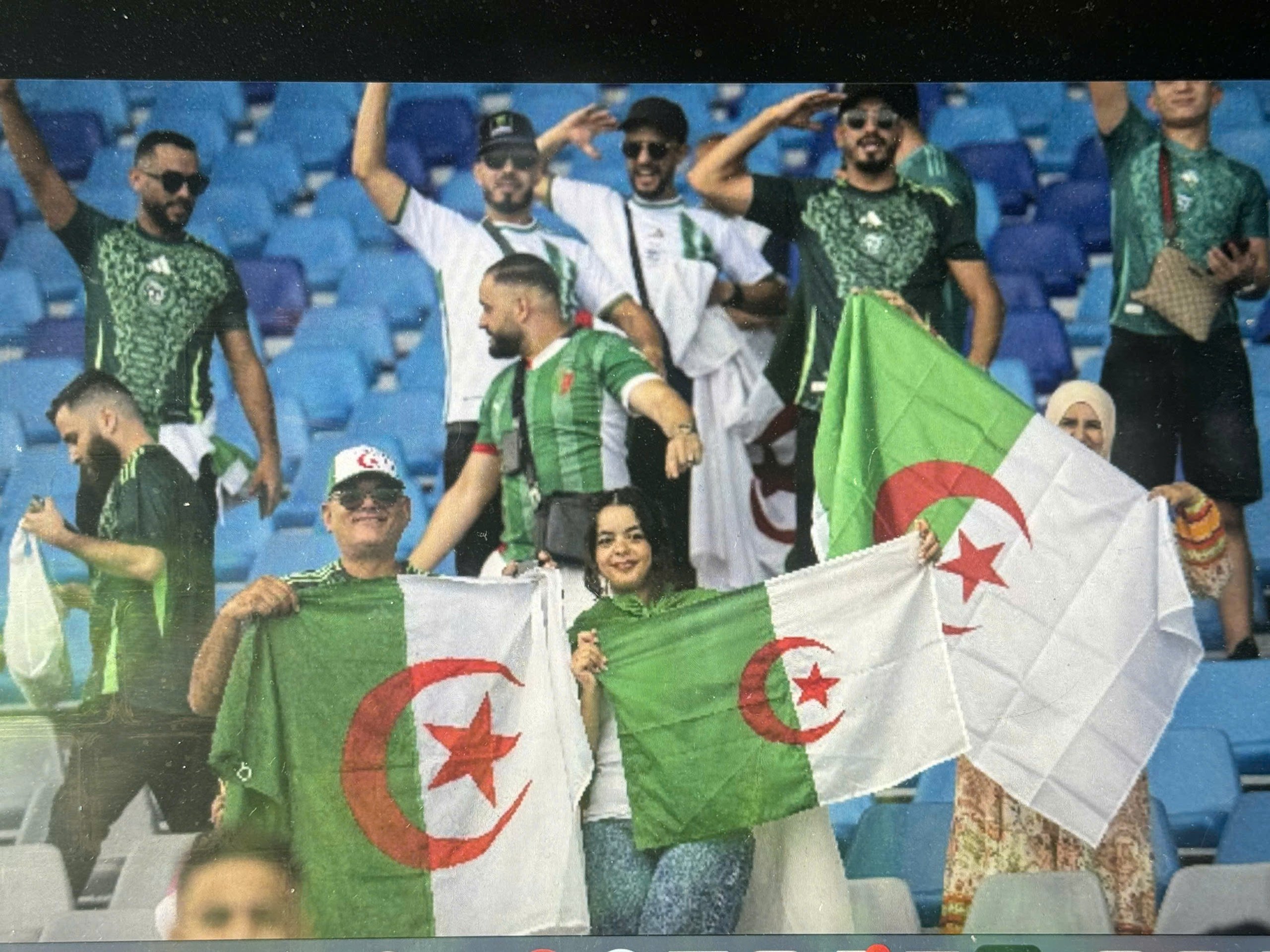 Cựu sao Man City tỏa sáng, Algeria đoạt vé dự World Cup sau 12 năm - Ảnh 1.