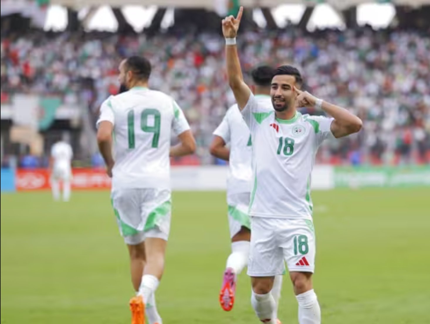 Cựu sao Man City tỏa sáng, Algeria đoạt vé dự World Cup sau 12 năm - Ảnh 2.