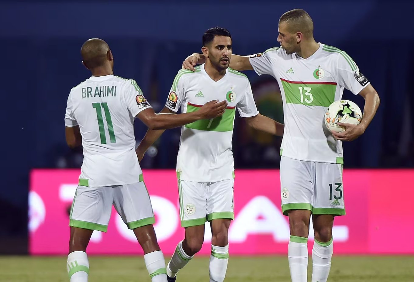 Cựu sao Man City tỏa sáng, Algeria đoạt vé dự World Cup sau 12 năm - Ảnh 4.