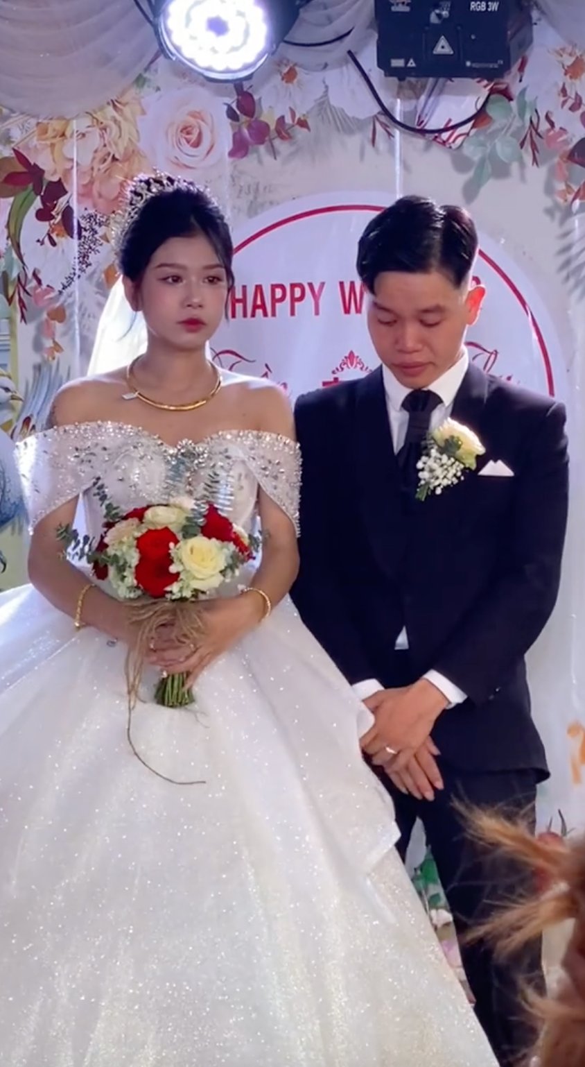 Đám cưới lạ nhất ở Hà Nội: Chú rể