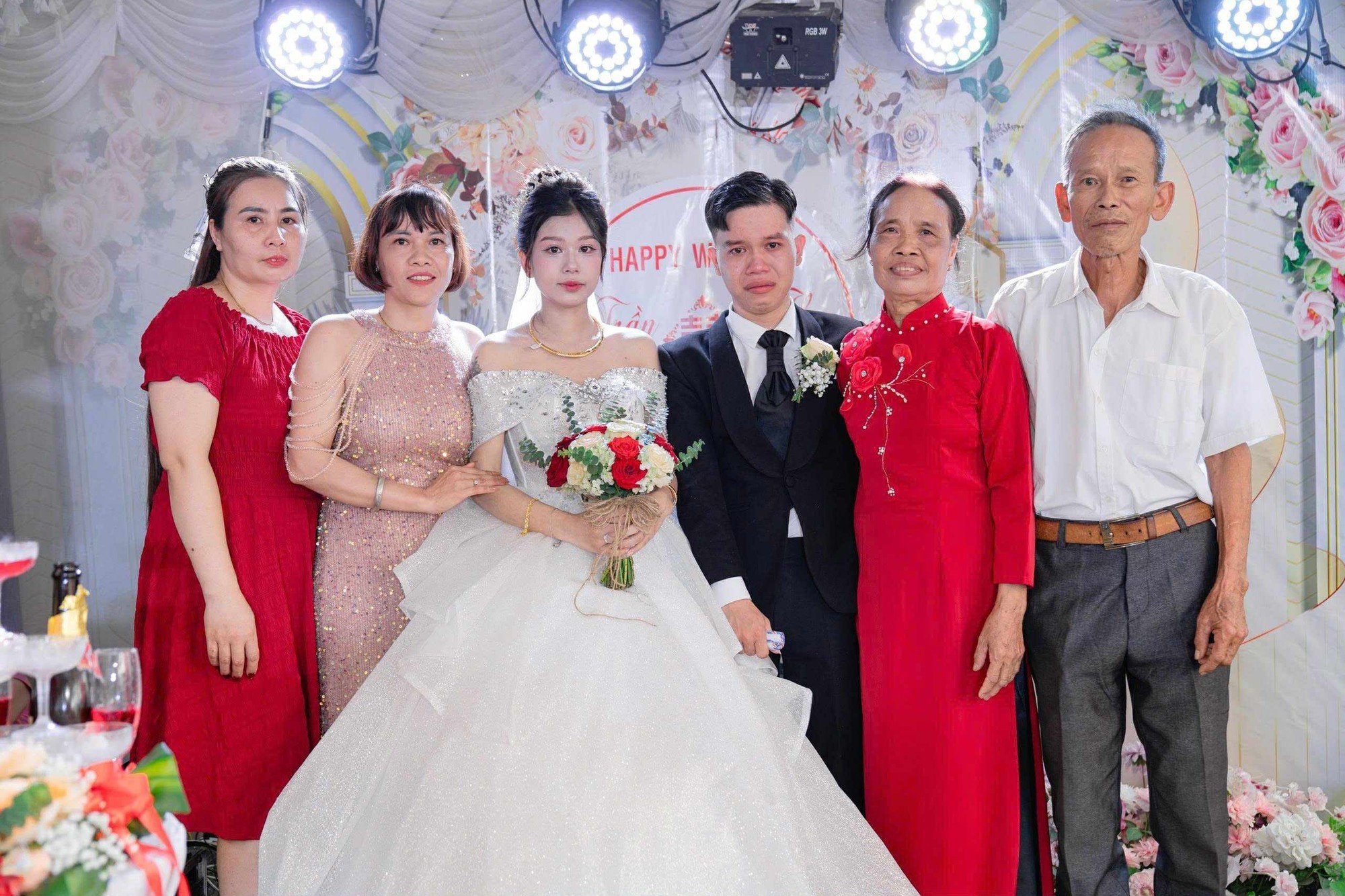 Đám cưới lạ nhất ở Hà Nội: Chú rể