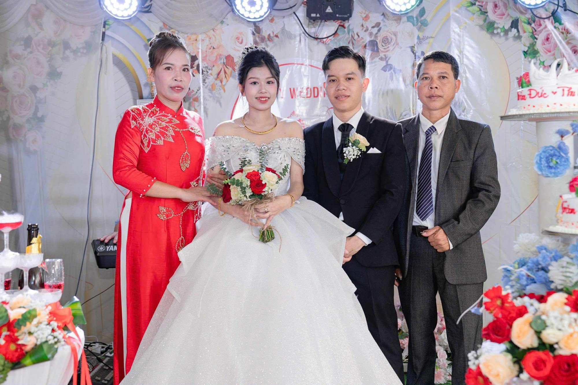 Đám cưới lạ nhất ở Hà Nội: Chú rể