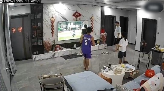 Clip chồng đánh con gái riêng của vợ tàn bạo, trích xuất camera phòng khách gây phẫn nộ- Ảnh 1.