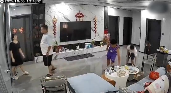 Clip chồng đánh con gái riêng của vợ tàn bạo, trích xuất camera phòng khách gây phẫn nộ- Ảnh 2.
