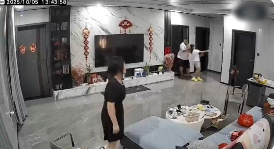 Clip chồng đánh con gái riêng của vợ tàn bạo, trích xuất camera phòng khách gây phẫn nộ- Ảnh 4.