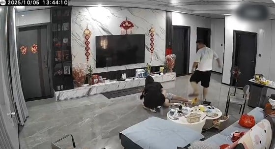 Clip chồng đánh con gái riêng của vợ tàn bạo, trích xuất camera phòng khách gây phẫn nộ- Ảnh 5.