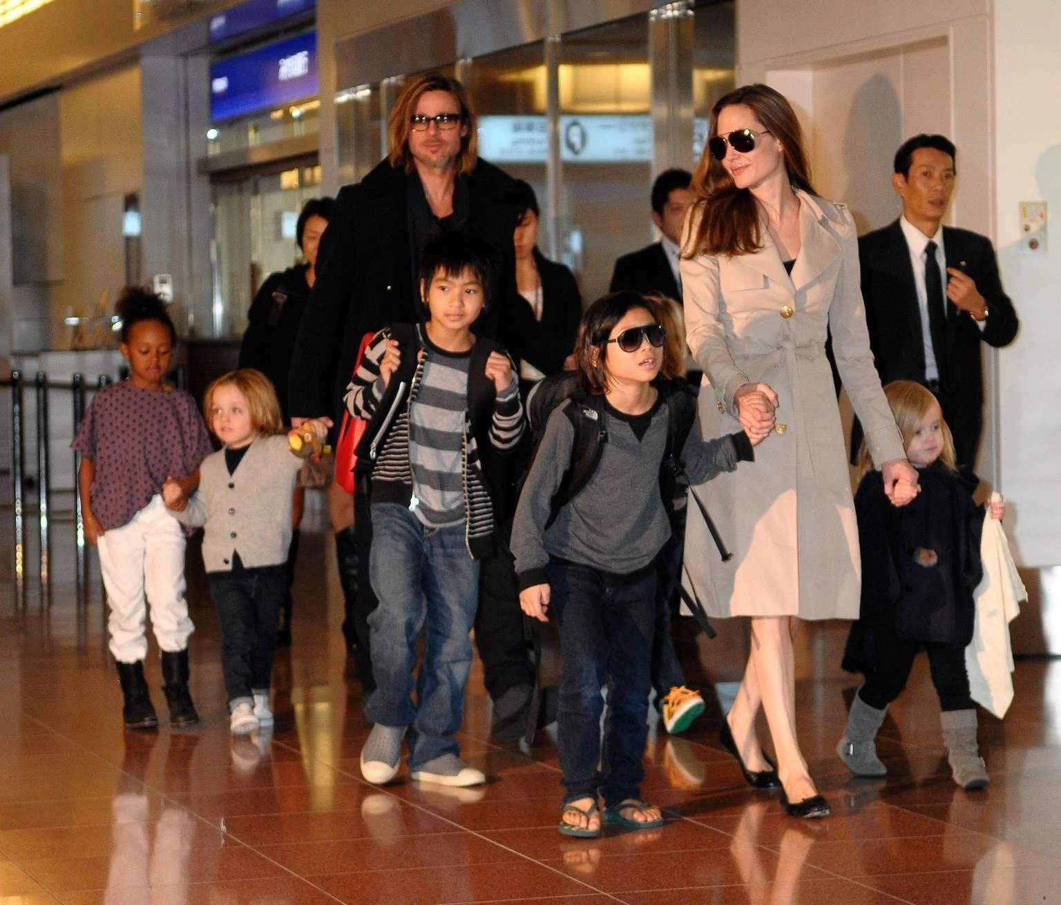 10-1760069056-angelina-jolie-doi-chong-cu-33000-usd.jpg