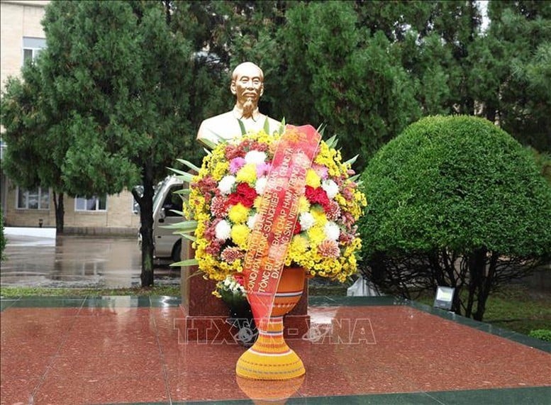 10-1760078981-tong-bi-thu-to-lam-du-le-khanh-thanh-tuong-chu-tich-ho-chi-minh-tai-trieu-tien.jpg