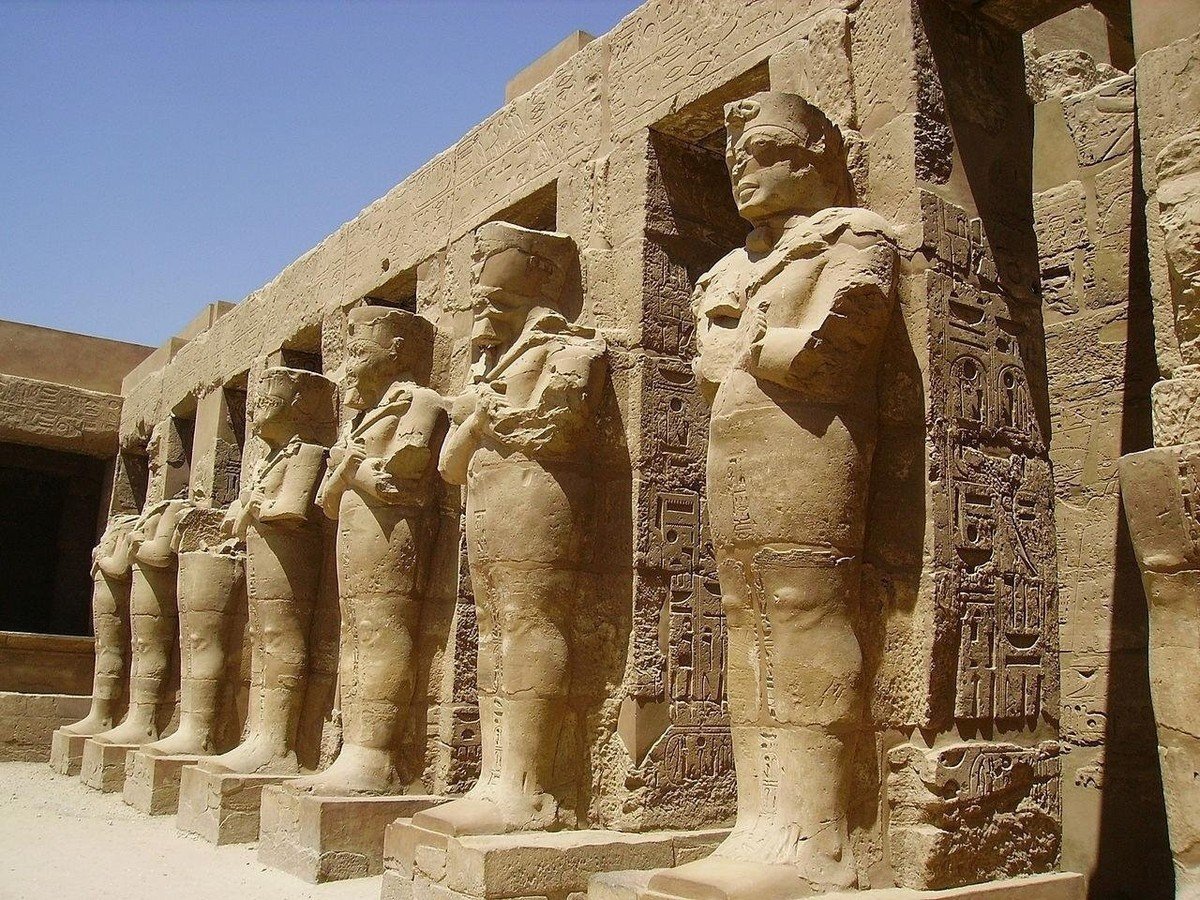 Vùng đất mà Karnak được xây dựng được hình thành khi các dòng sông cắt vào lòng đất ở phía tây và phía Đông, hình thành một hòn đảo cao ở khu vực hiện nay là phía đông/đông nam của khuôn viên đền thờ. Hòn đảo mới nổi này đã tạo nền tảng cho việc định cư và xây dựng đền Karnak ban đầu. Ảnh: Tizianok / CC BY-SA 3.0.