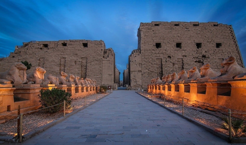 “Khu đảo nơi dựng đền Karnak là vùng đất cao duy nhất bao quanh bởi nước trong khu vực. Thật hấp dẫn khi nghĩ rằng tầng lớp quý tộc Thebes đã chọn nơi này làm chỗ ở của vị thần Ra-Amun vì nó phản chiếu hoàn hảo hình ảnh ‘gò sáng thế’ nổi lên từ nước hỗn mang”, Tiến sĩ Pennington cho hay. Ảnh: journeytoegypt.com.