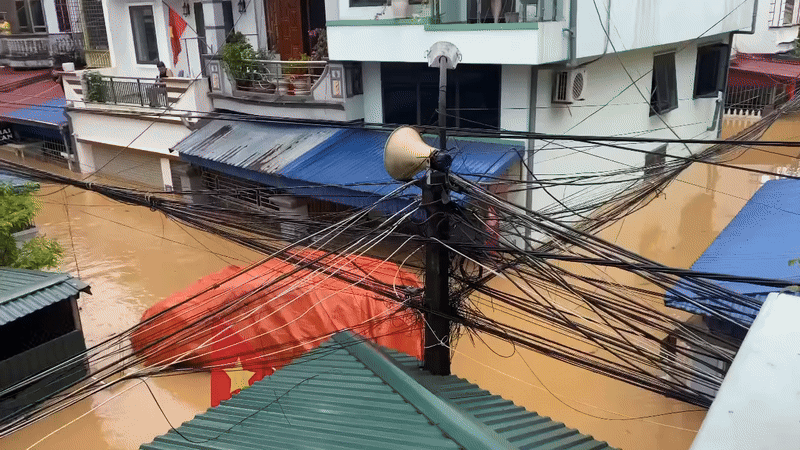 2 ô tô bọc bạt trôi theo nước lũ ở Thái Nguyên đã được tìm thấy: Hé lộ tình trạng xe- Ảnh 2.