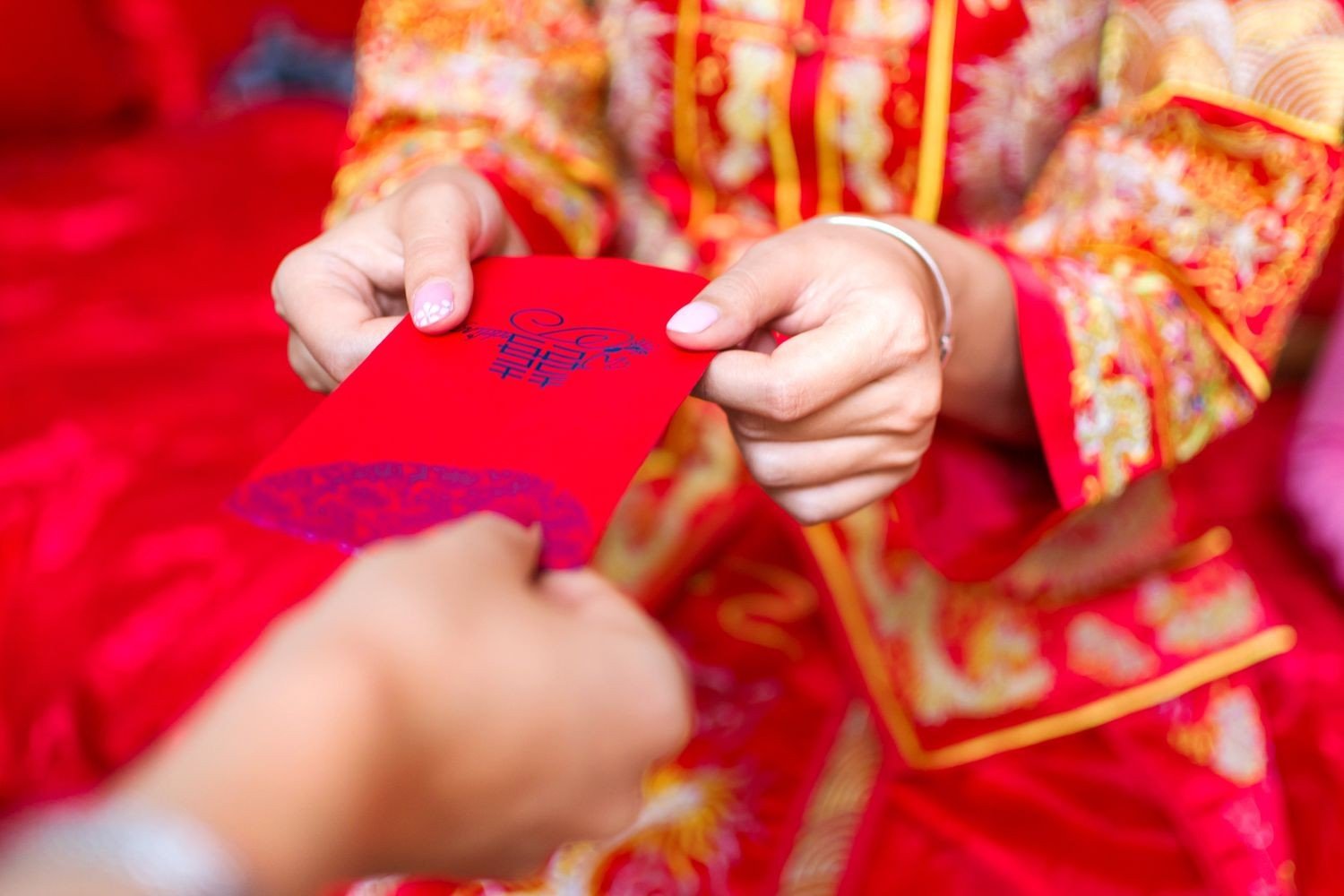 chinese bride giving red pocket lucky money 692876656 12b59b9ea99c416da92d17b7c249bea8.jpg