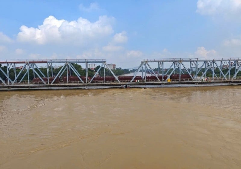 Ngành đường sắt điều tàu chở hàng nặng 300 tấn án ngữ trên cầu sông Thương để đối phó nước lũ -0