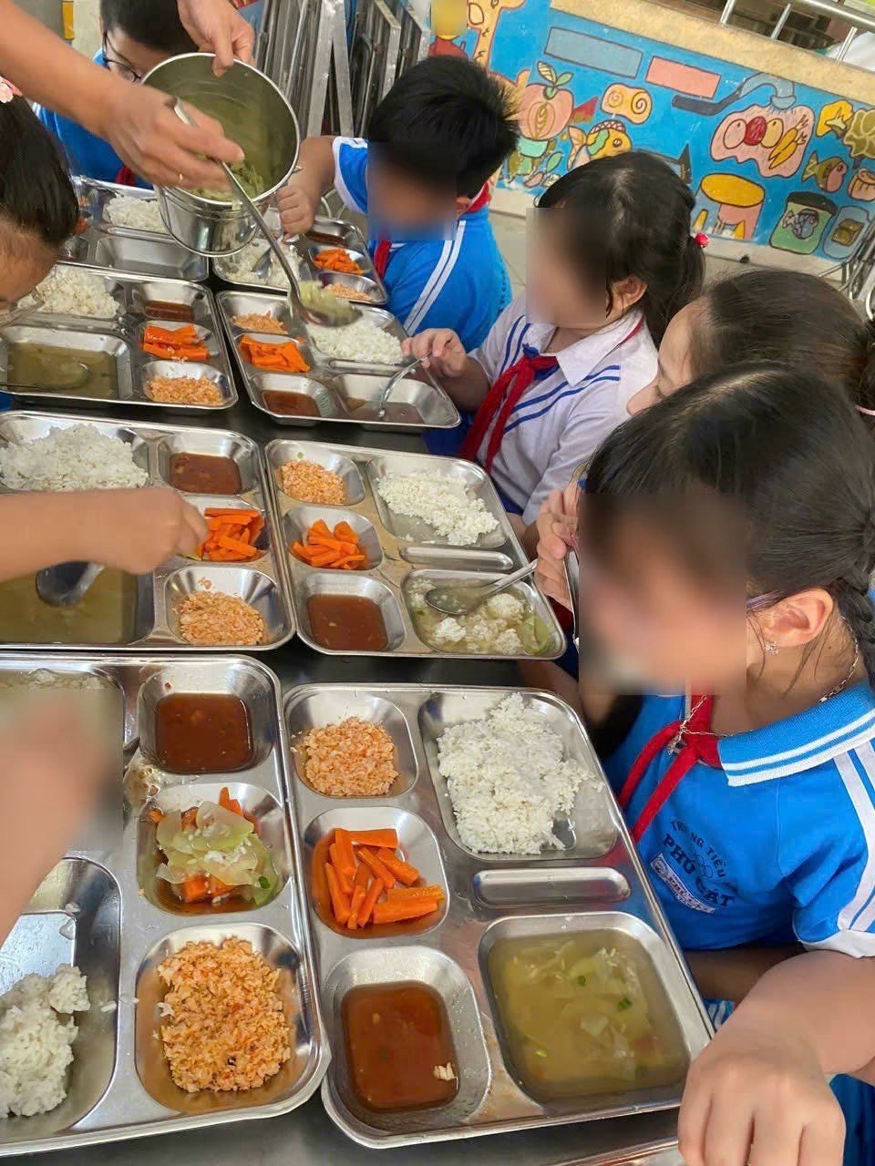 Xôn xao suất cơm bán trú 27.000 đồng