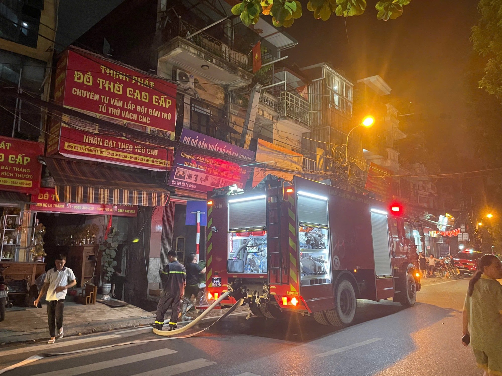 Ngôi nhà 4 tầng bị cháy 2 lần trong cùng một ngày - Ảnh 2.