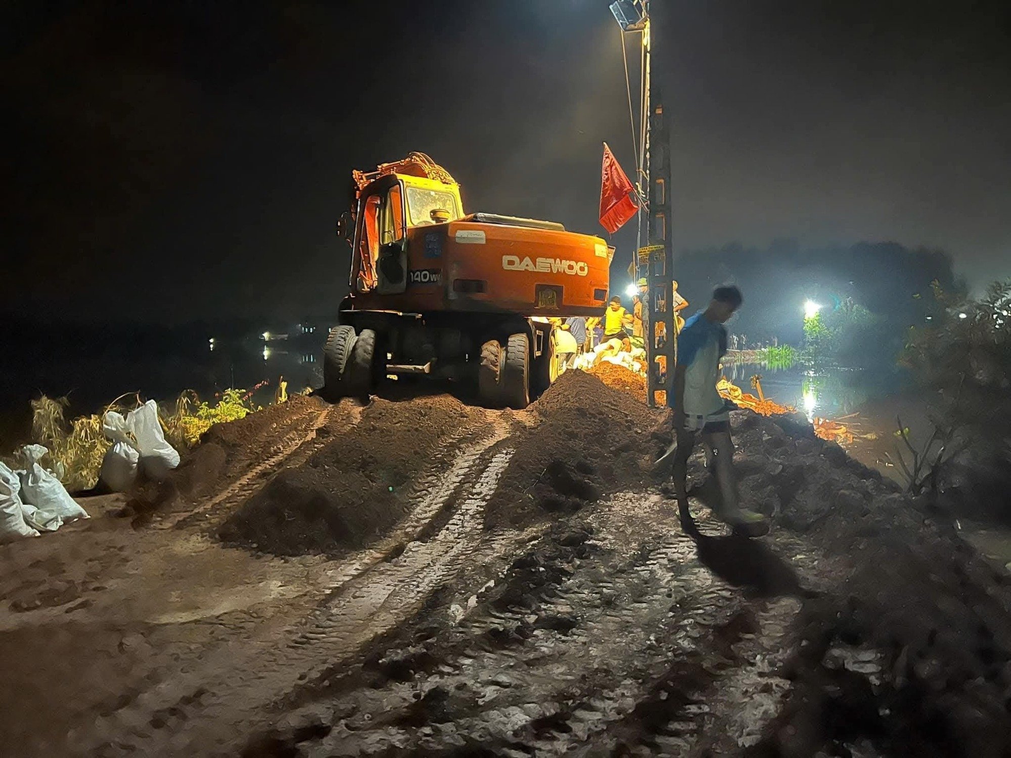 Xã Mỹ Thái xuyên đêm bảo vệ đê Chi Lễ trước nguy cơ lũ lớn - Ảnh 6.