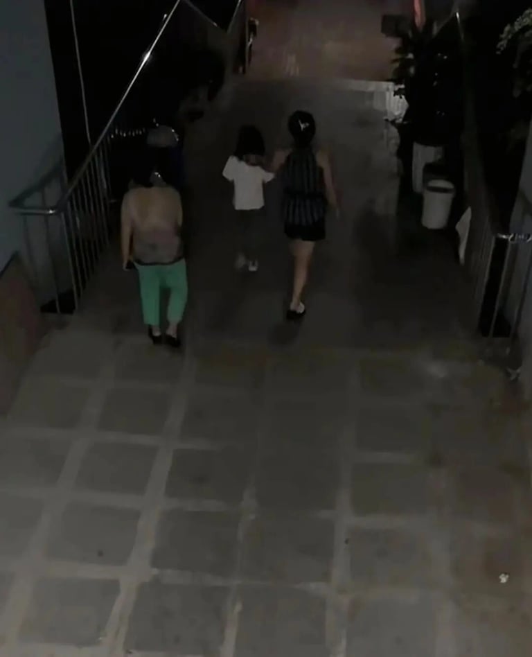 Cha đưa con tới chơi nhà bạn rồi không bao giờ quay lại đón, lý do được tiết lộ khiến nhiều người rơi nước mắt!- Ảnh 1.