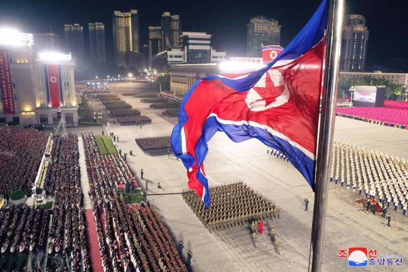 Chùm ảnh: Triều Tiên duyệt binh trong đêm kỷ niệm 80 năm ngày thành lập Đảng Lao động- Ảnh 1.