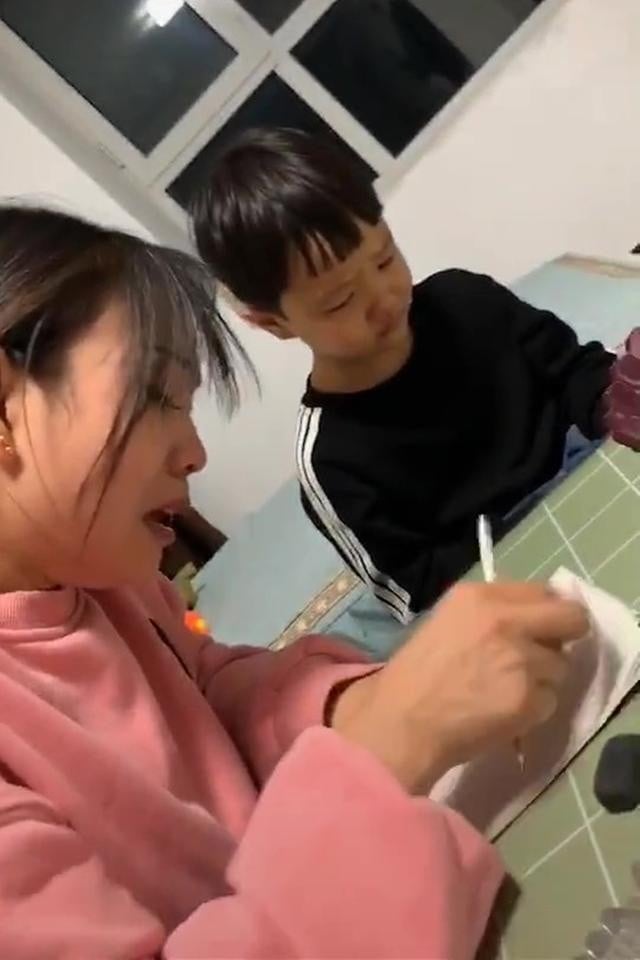 Cậu bé làm phép tính 