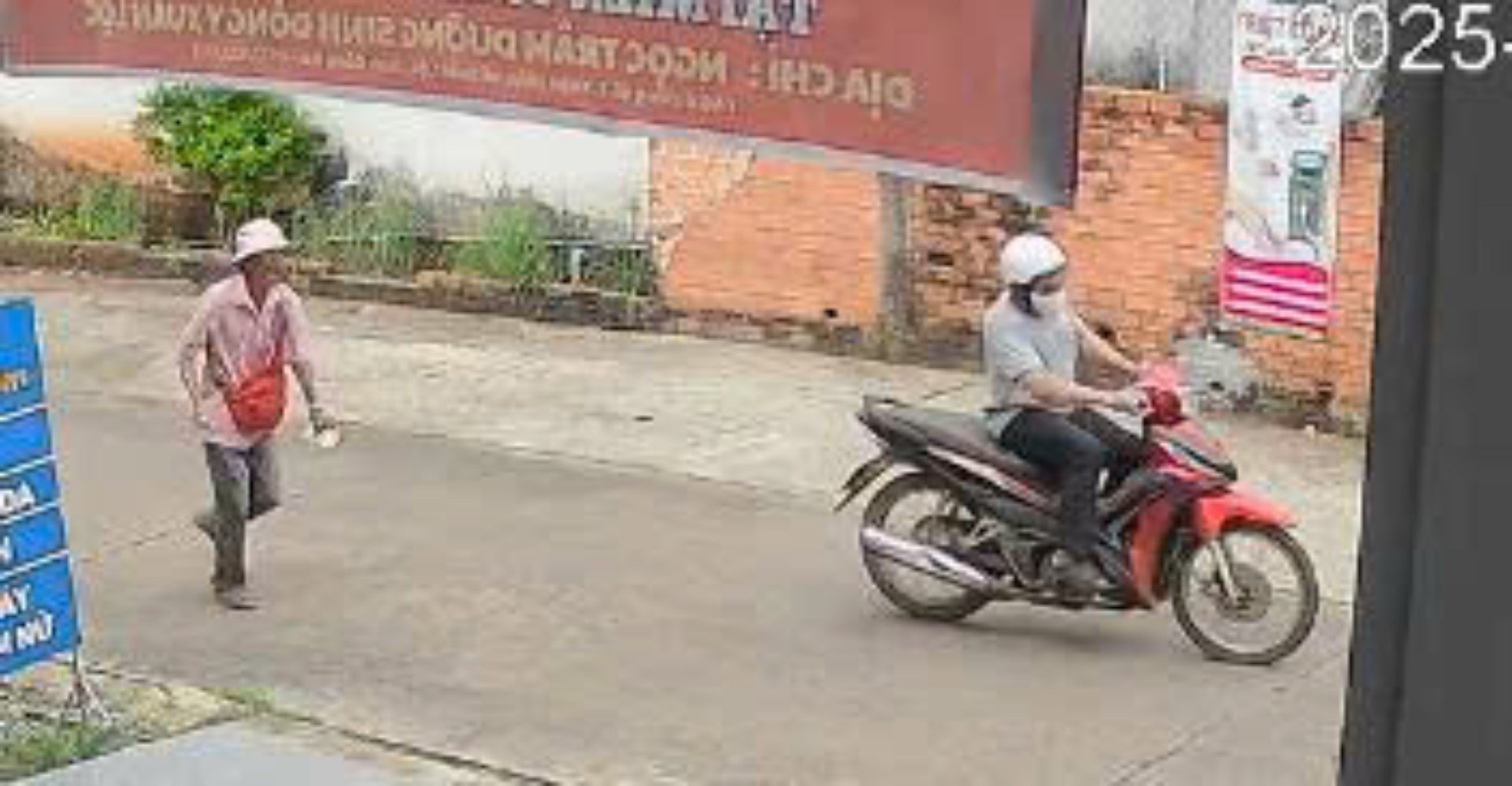 12-1760267318-bi-giat-40-to-ve-so-nguoi-dan-ong-hoang-hot-chay-bo-duoi-theo-xe-ke-cuop.jpg