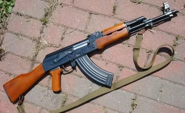 Sau khi tiếp nhận tin báo, Công an Hà Nội đã có mặt để tiến hành điều tra. Tại khu vực lễ tân nhà nghỉ Nam Cường 2, nạn nhân L tử vong vì bị trúng đạn. Cơ quan điều tra xác định đây là loại đạn của súng trường AK 47. Những dấu vết này khiến các điều tra viên nghĩ ngay tới nghi phạm phải là kẻ vô cùng hung hãn. (Ảnh minh họa, nguồn internet)