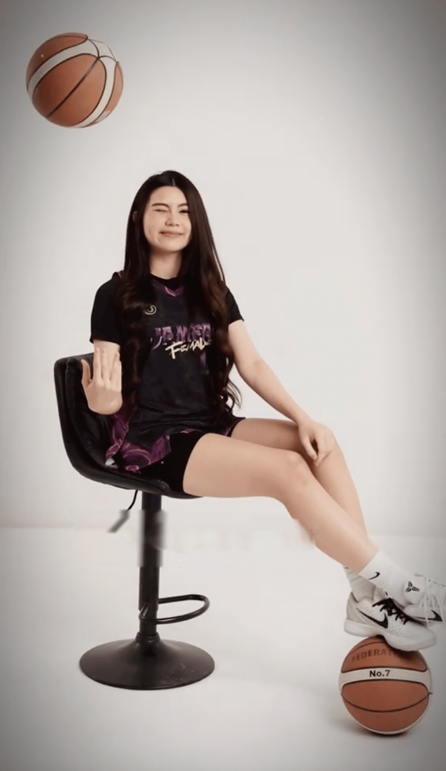 Hạt Dẻ - con gái MC Quyền Linh xinh đẹp vô cùng khi chụp ảnh bóng rổ- Ảnh 1.