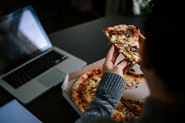 Để bụng đói đi ngủ hay ăn đêm có hại hơn? Chuyên gia chỉ ra sự thật khiến nhiều người phải thay đổi thói quen- Ảnh 1.
