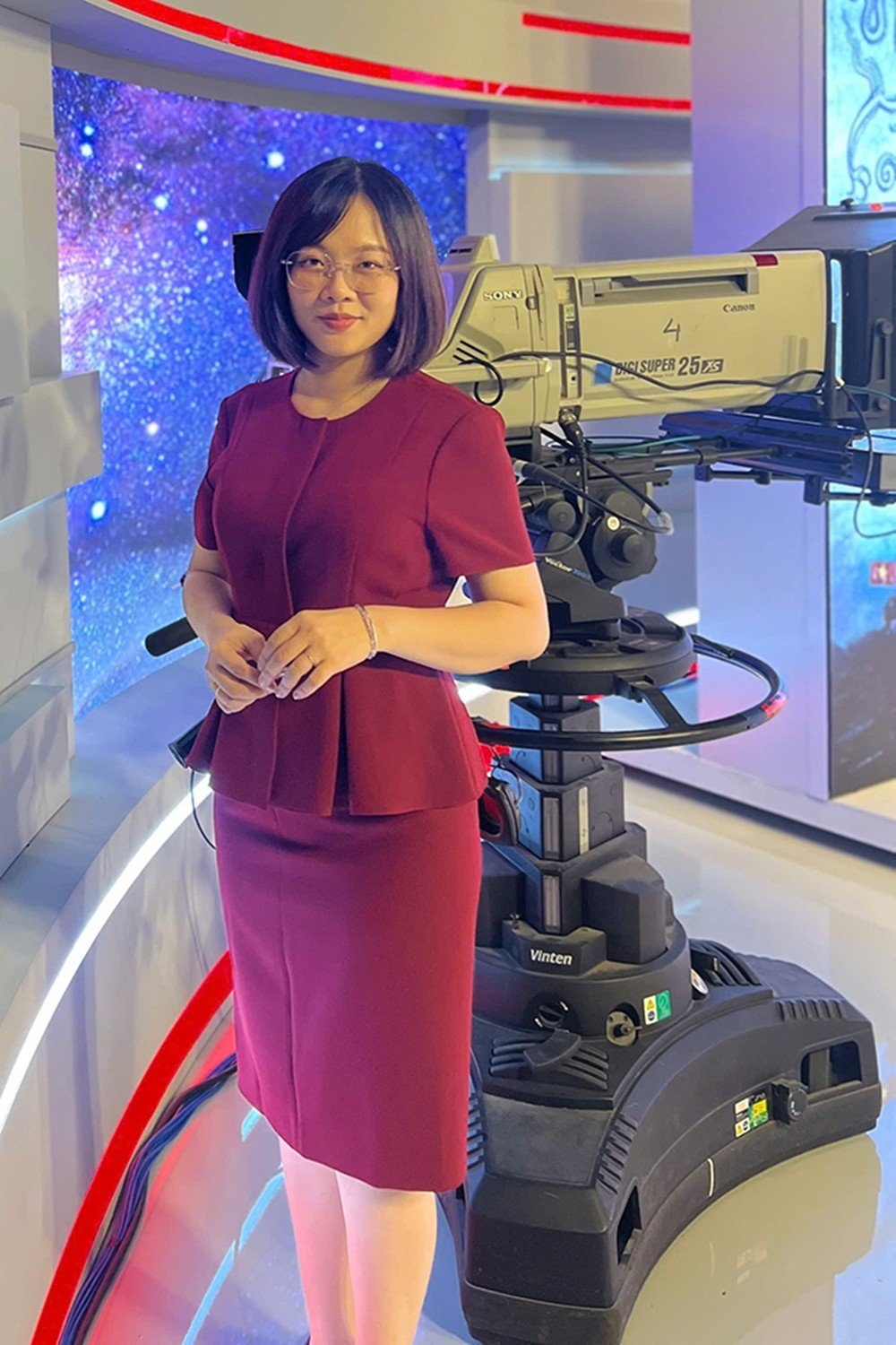 14-1760411502-nu-btv-noi-tieng-anh-nhu-gio-duoc-tuyen-thang-vao-vtv-la-ai.jpg