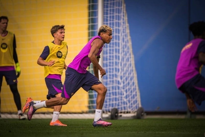 Lamine Yamal Barca Universal 14.jpg
