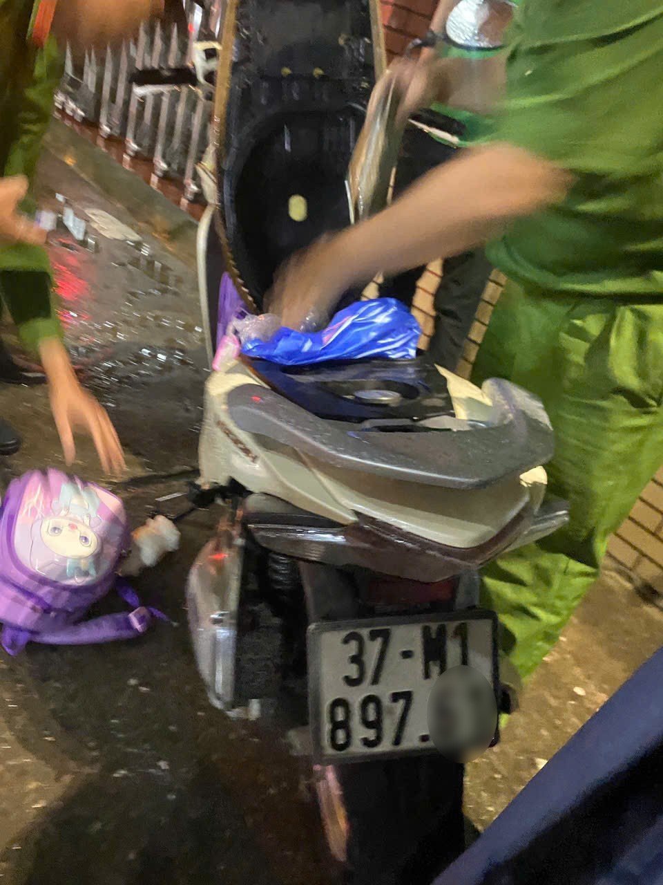 Bố ôm 2 con nhỏ nghi nhảy sông giữa đêm ở Nghệ An: Đau xót thứ để lại trên bờ- Ảnh 1.