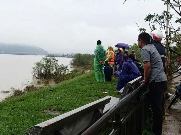 Bố ôm 2 con nhỏ nghi nhảy sông giữa đêm ở Nghệ An: Đau xót thứ để lại trên bờ- Ảnh 3.