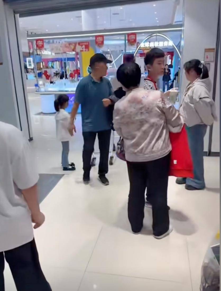 Cảnh tượng trong cửa hàng bán Iphone khiến hàng ngàn cha mẹ rơi lệ!- Ảnh 1.