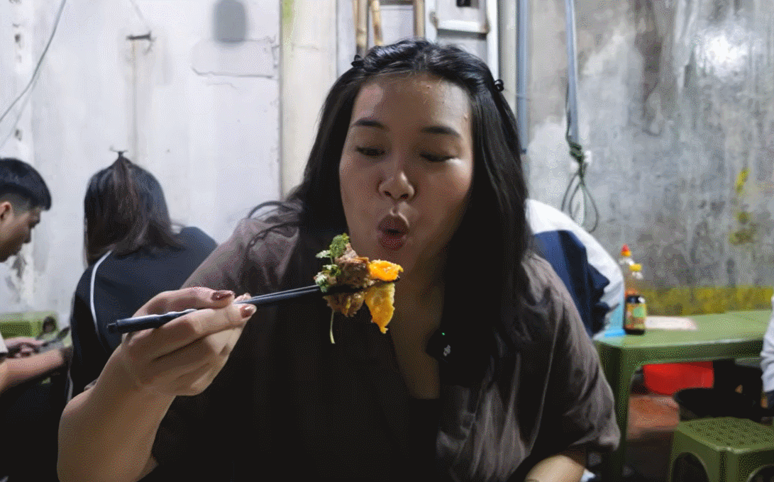 thumb khach tay an xoi ma dao o HN.gif